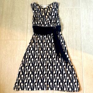 Max Studio knee length A frame dress in womens XS, 95% polyester 5% spandex